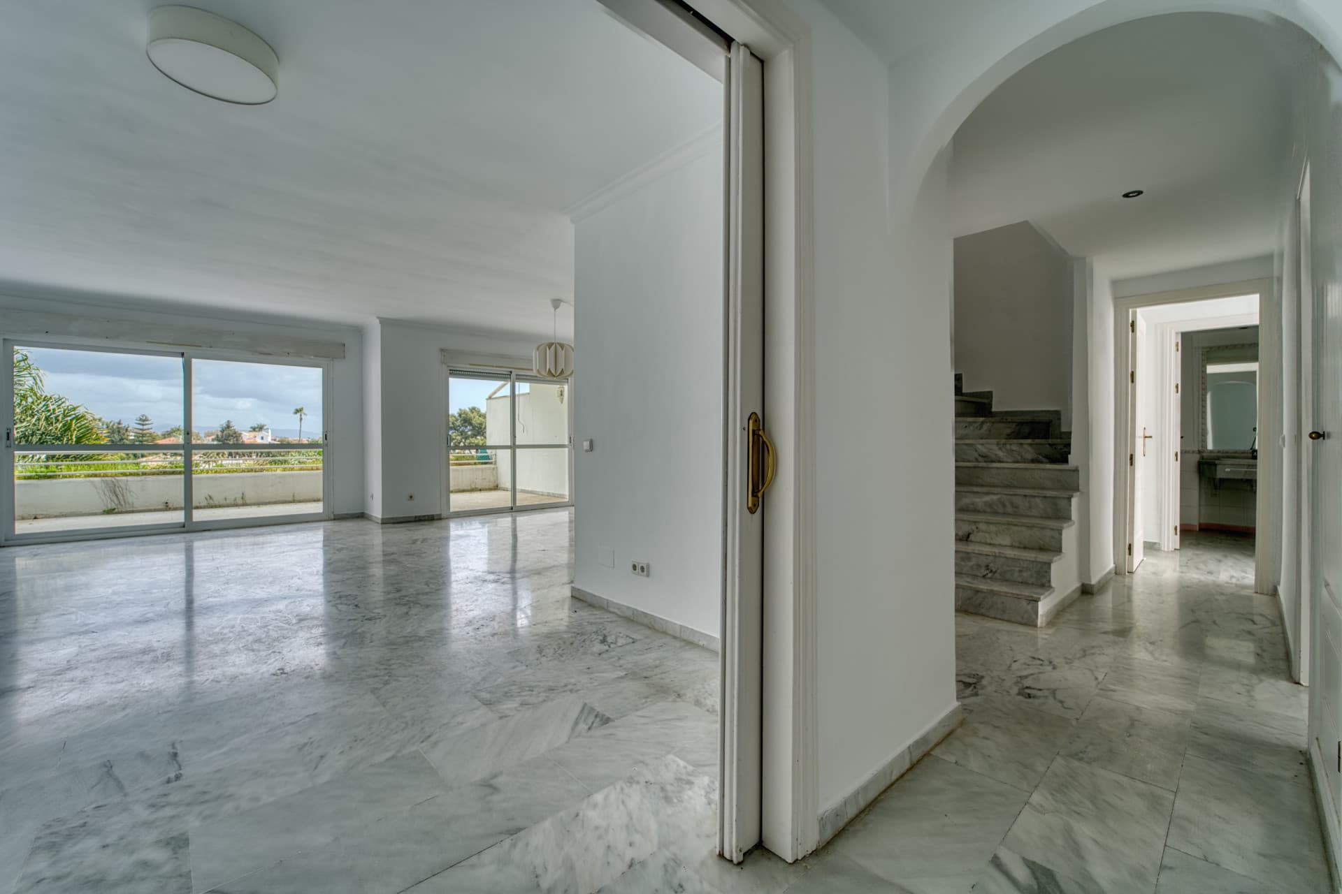 DUPLEX PENTHOUSE IN GUADALMINA BAJA – 290 SQM | 5 ENSUITES | 3 PARKING | RARE OPPORTUNITY