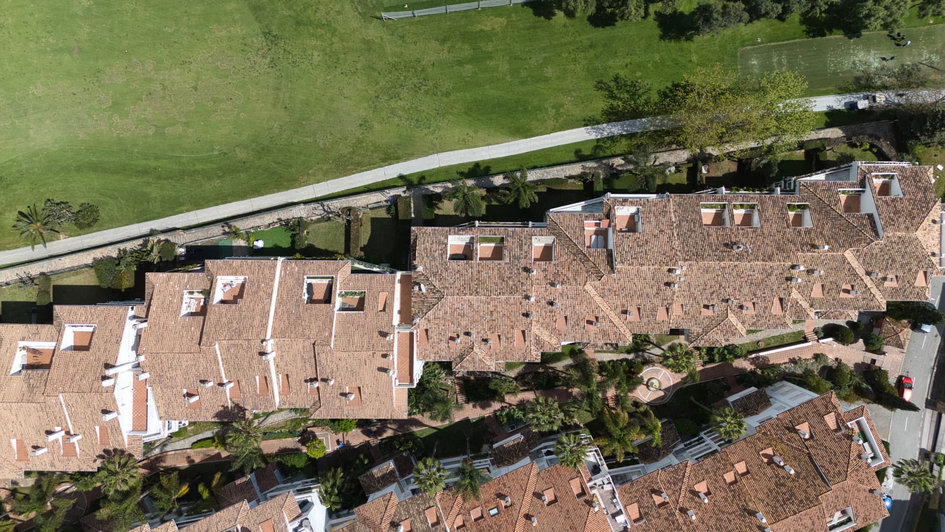 DUPLEX PENTHOUSE IN GUADALMINA BAJA – 290 SQM | 5 ENSUITES | 3 PARKING | RARE OPPORTUNITY