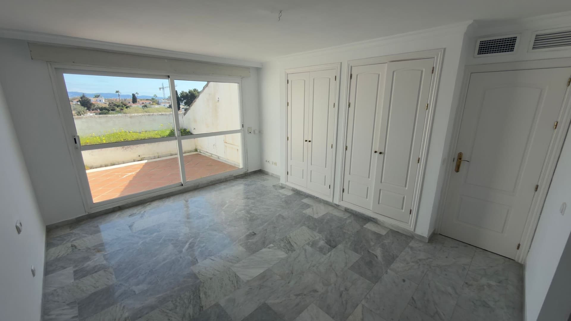 DUPLEX PENTHOUSE IN GUADALMINA BAJA – 290 SQM | 5 ENSUITES | 3 PARKING | RARE OPPORTUNITY