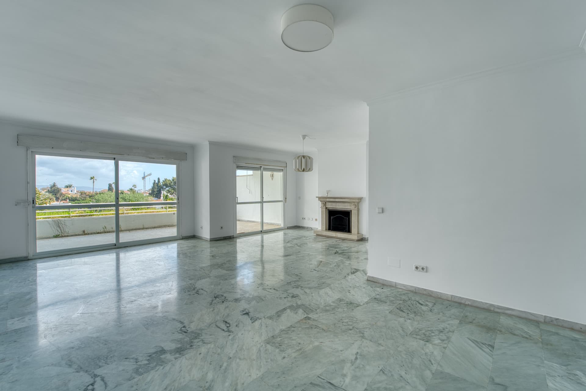 DUPLEX PENTHOUSE IN GUADALMINA BAJA – 290 SQM | 5 ENSUITES | 3 PARKING | RARE OPPORTUNITY