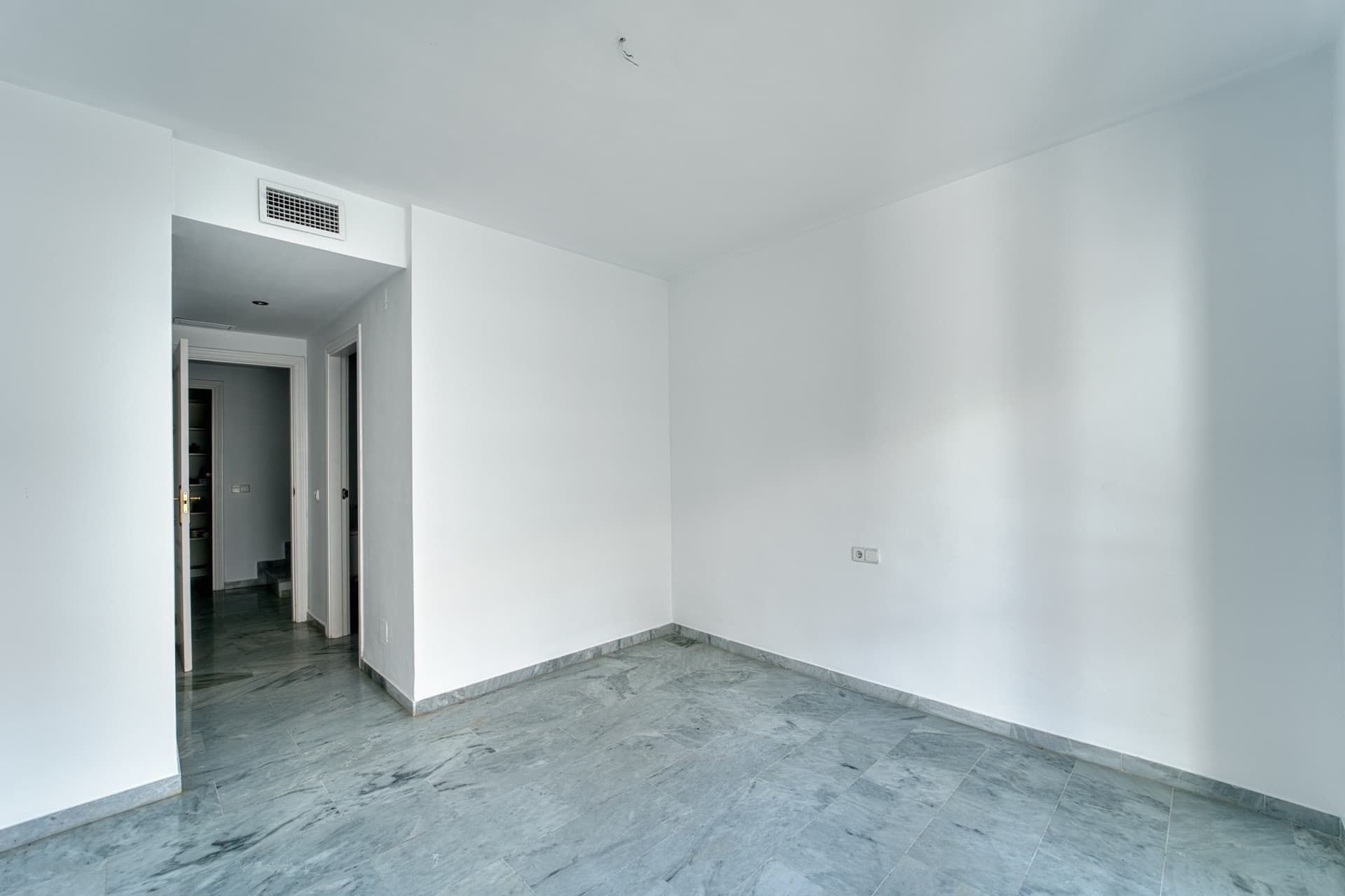 DUPLEX PENTHOUSE IN GUADALMINA BAJA – 290 SQM | 5 ENSUITES | 3 PARKING | RARE OPPORTUNITY