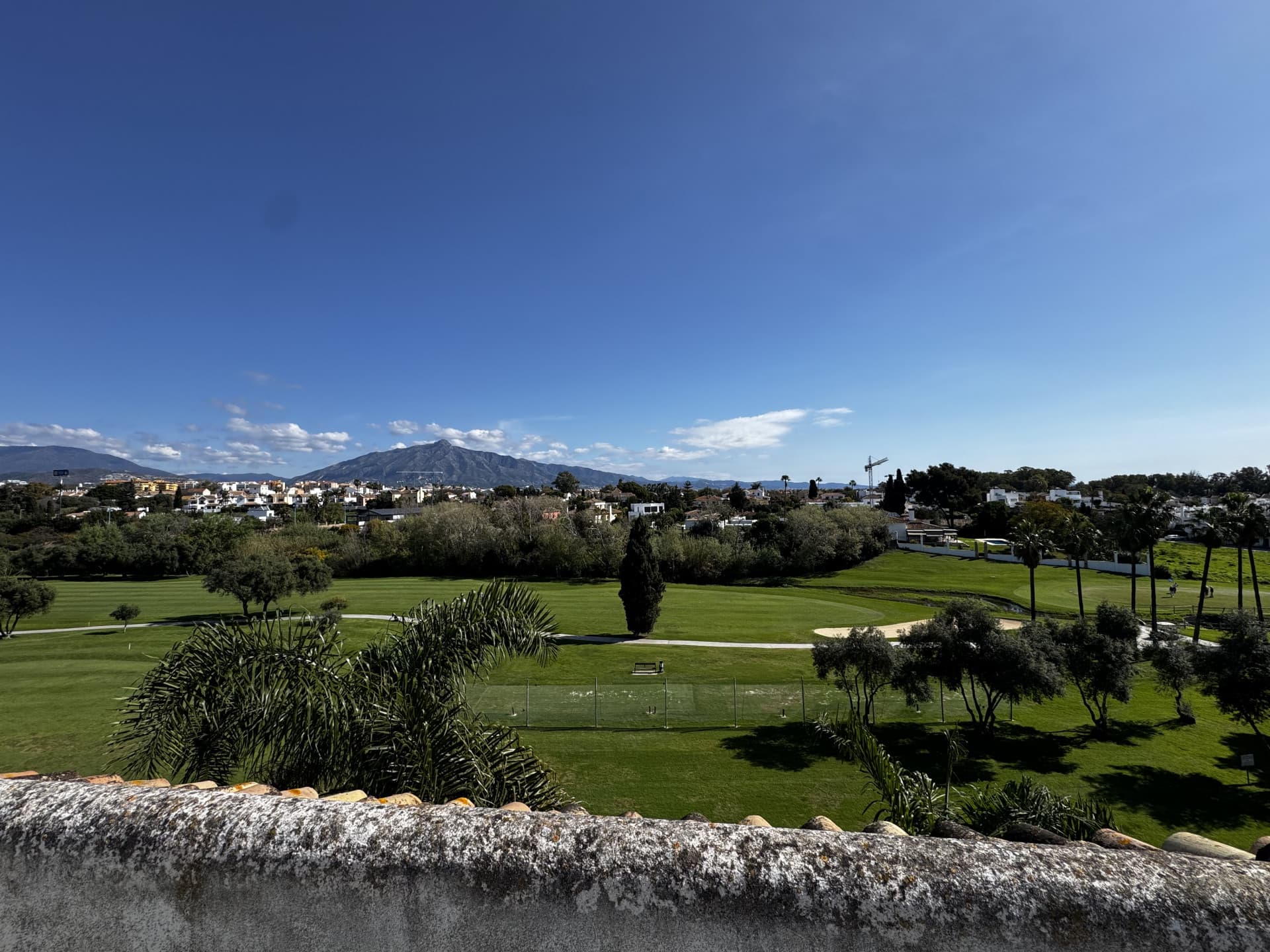 DUPLEX PENTHOUSE IN GUADALMINA BAJA – 290 SQM | 5 ENSUITES | 3 PARKING | RARE OPPORTUNITY