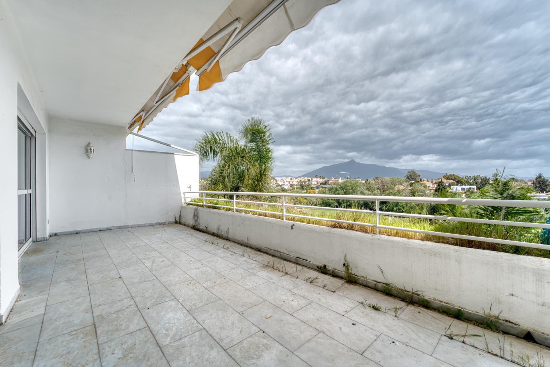 DUPLEX PENTHOUSE IN GUADALMINA BAJA – 290 SQM | 5 ENSUITES | 3 PARKING | RARE OPPORTUNITY