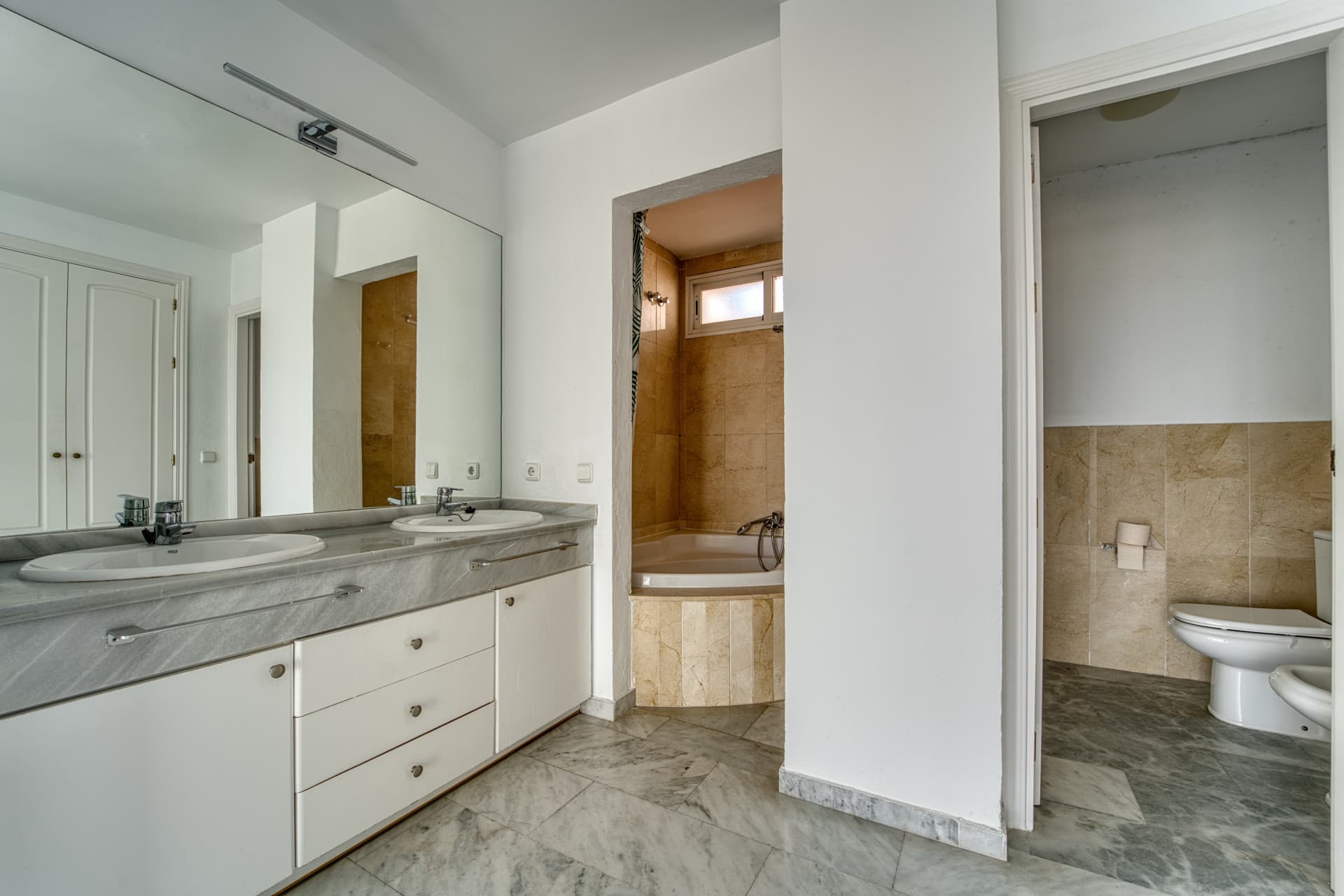 DUPLEX PENTHOUSE IN GUADALMINA BAJA – 290 SQM | 5 ENSUITES | 3 PARKING | RARE OPPORTUNITY