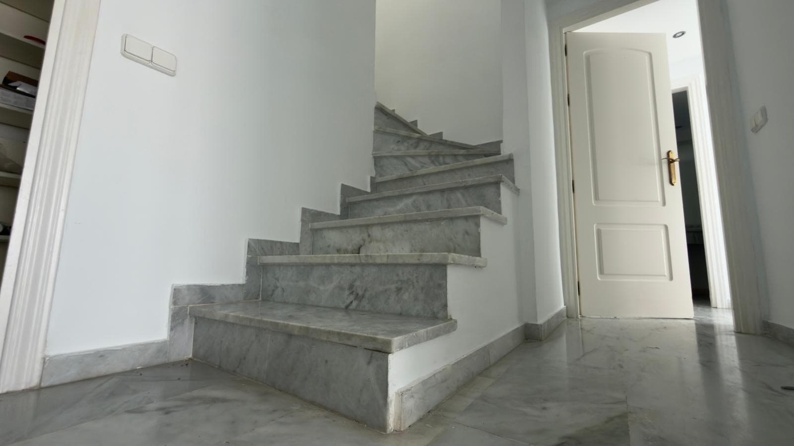 DUPLEX PENTHOUSE IN GUADALMINA BAJA – 290 SQM | 5 ENSUITES | 3 PARKING | RARE OPPORTUNITY