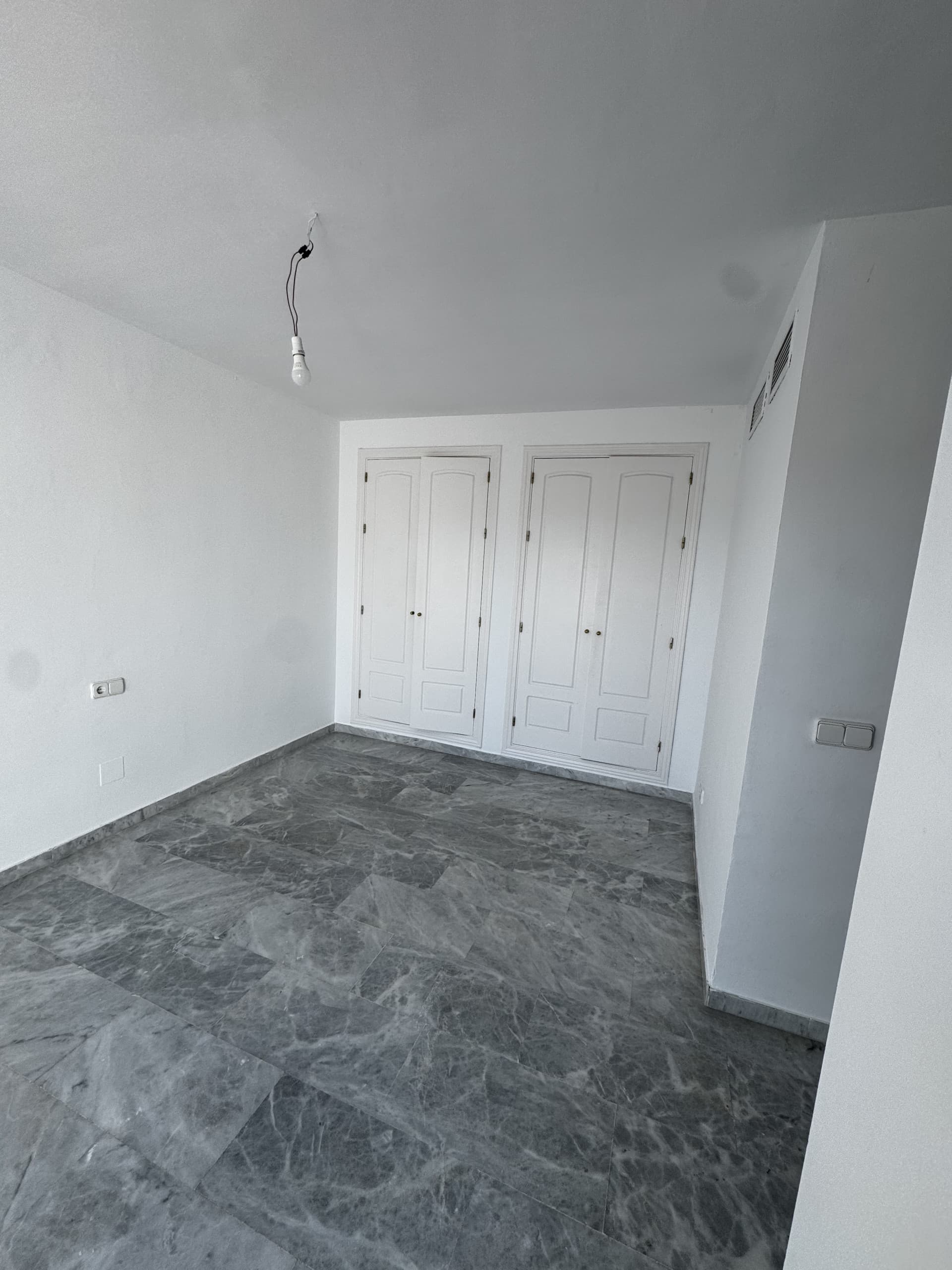 DUPLEX PENTHOUSE IN GUADALMINA BAJA – 290 SQM | 5 ENSUITES | 3 PARKING | RARE OPPORTUNITY