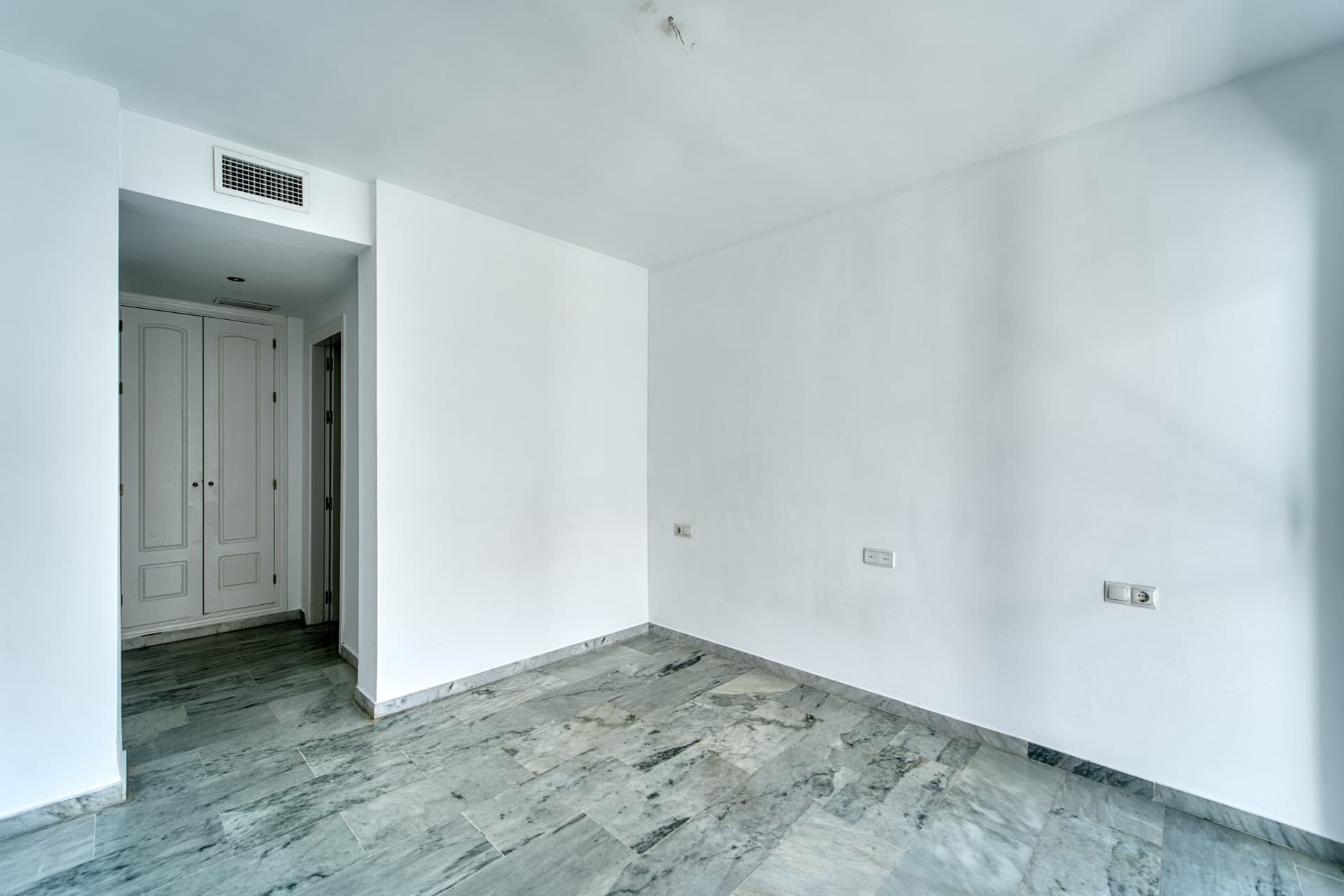 DUPLEX PENTHOUSE IN GUADALMINA BAJA – 290 SQM | 5 ENSUITES | 3 PARKING | RARE OPPORTUNITY