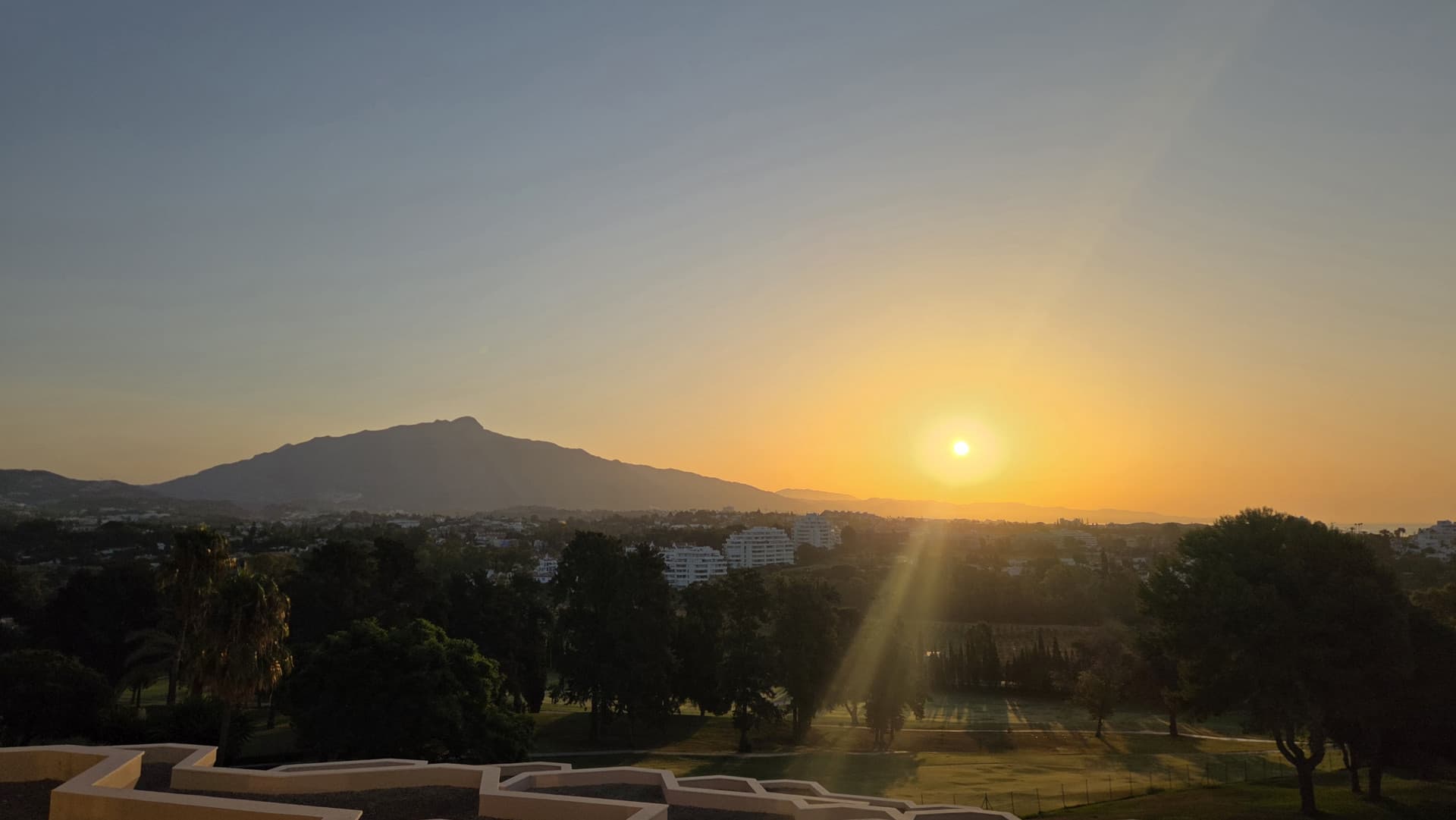 Frontline golf apartment with panoramic views