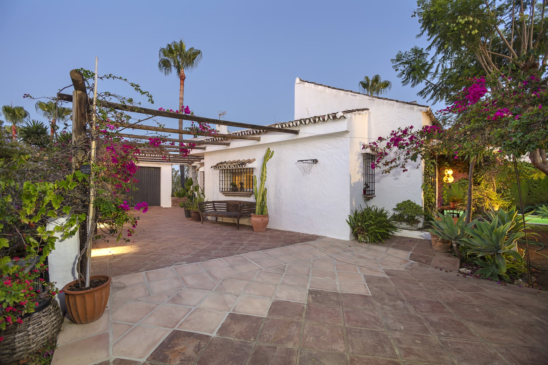 Modern Andalusian family villa in excellent location