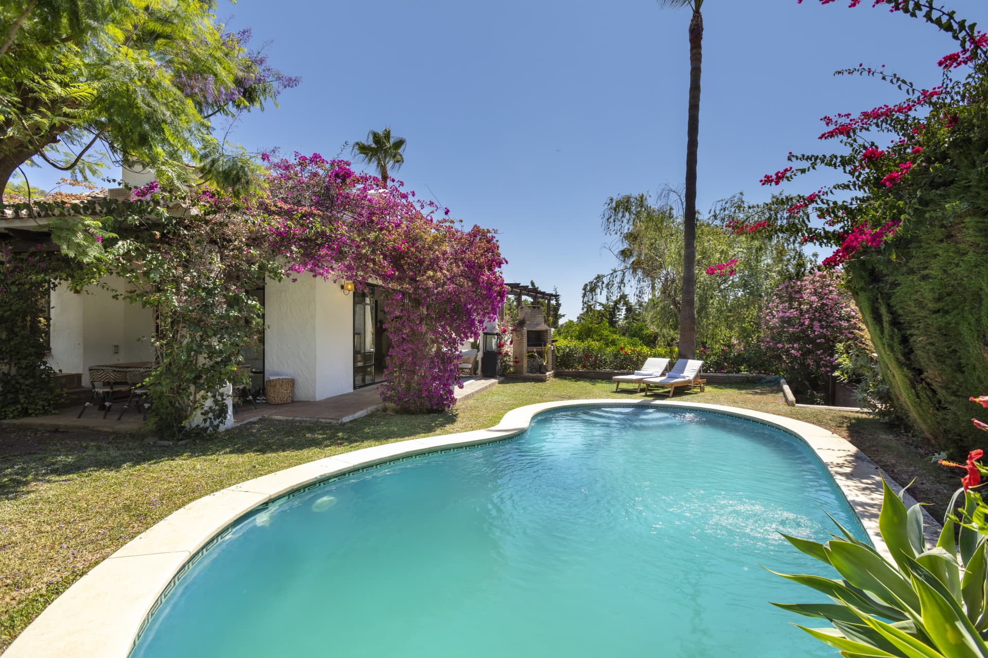 Modern Andalusian family villa in excellent location