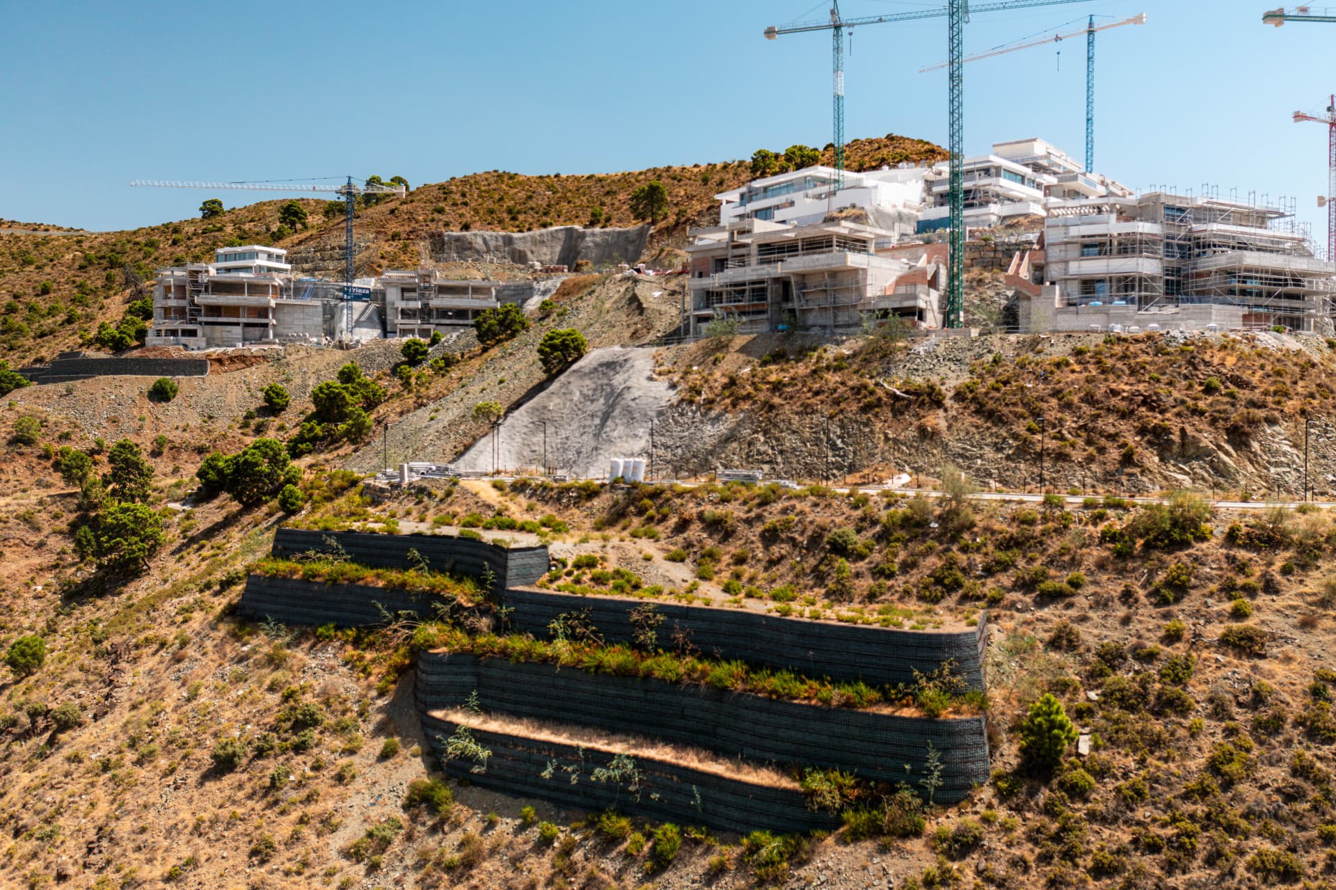 Descubra un lujo incomparable viviendo en esta moderna casa de vanguardia situada en una parcela montañosa, dentro de la