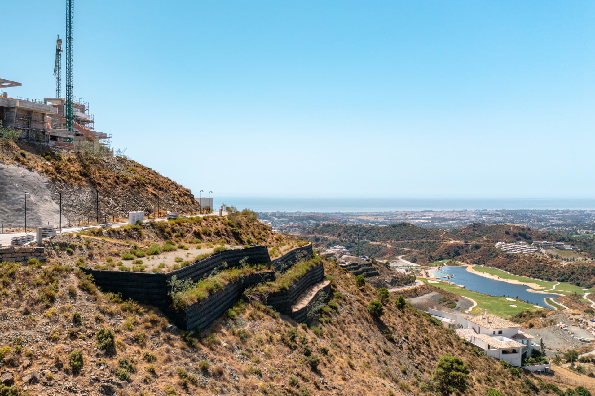 Descubra un lujo incomparable viviendo en esta moderna casa de vanguardia situada en una parcela montañosa, dentro de la