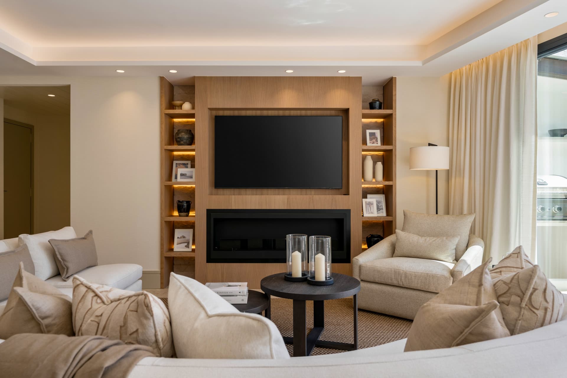 Introduciendo este excepcional apartamento totalmente renovado, ubicado dentro de una exclusiva comunidad cerrada de 24