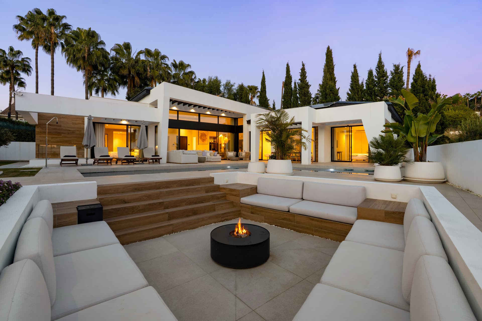Esta moderna villa de diseño arquitectónico en Marbella ofrece una luz excepcional, espacio, privacidad y conectividad,