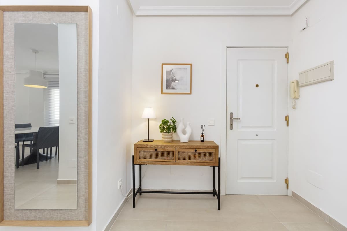 Located in sought-after La Maestranza in lower Nueva Andalucía, this elevated ground floor apartment has been stylishly