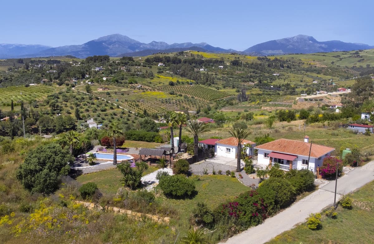 This finca set in an elevated position has impressive mountain views all around it
