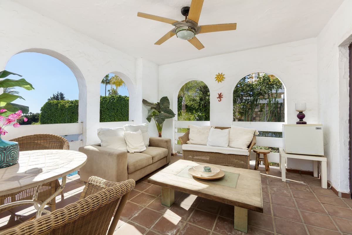 Charming, elevated ground floor corner apartment for sale in La Maestranza, located in the heart of Nueva Andalucía.The
