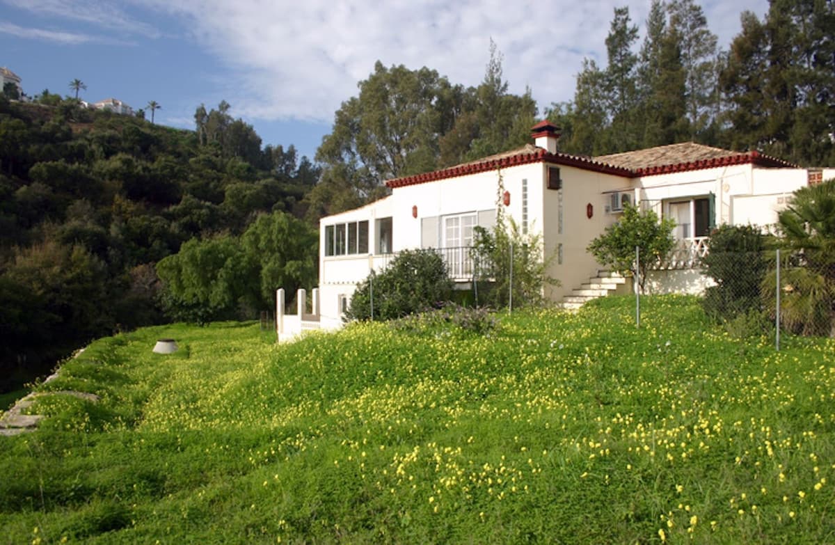 Unique property for sale in the highly sought-after area of Puerto de Los Almendros, Benahavís — perfectly positioned cl