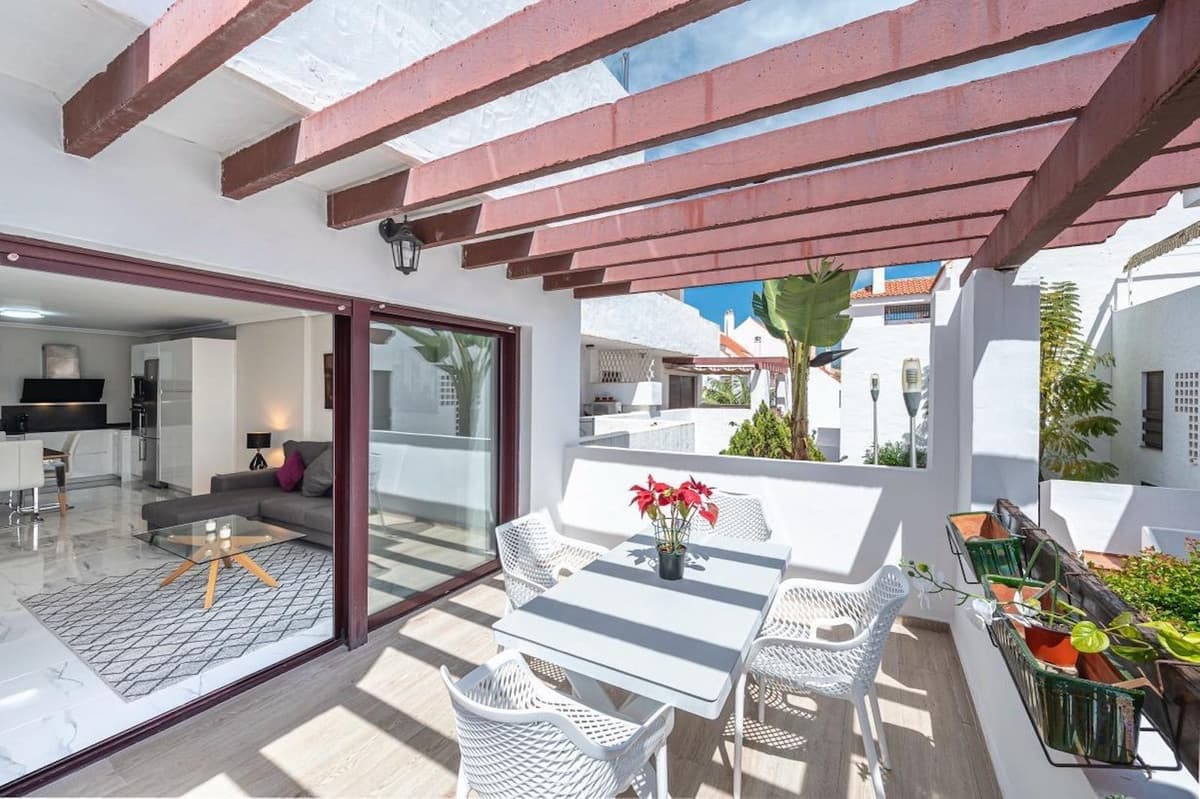 Discover this large and bright 3-bedroom apartment located in La Maestranza offering 24-hour security and outstanding fa