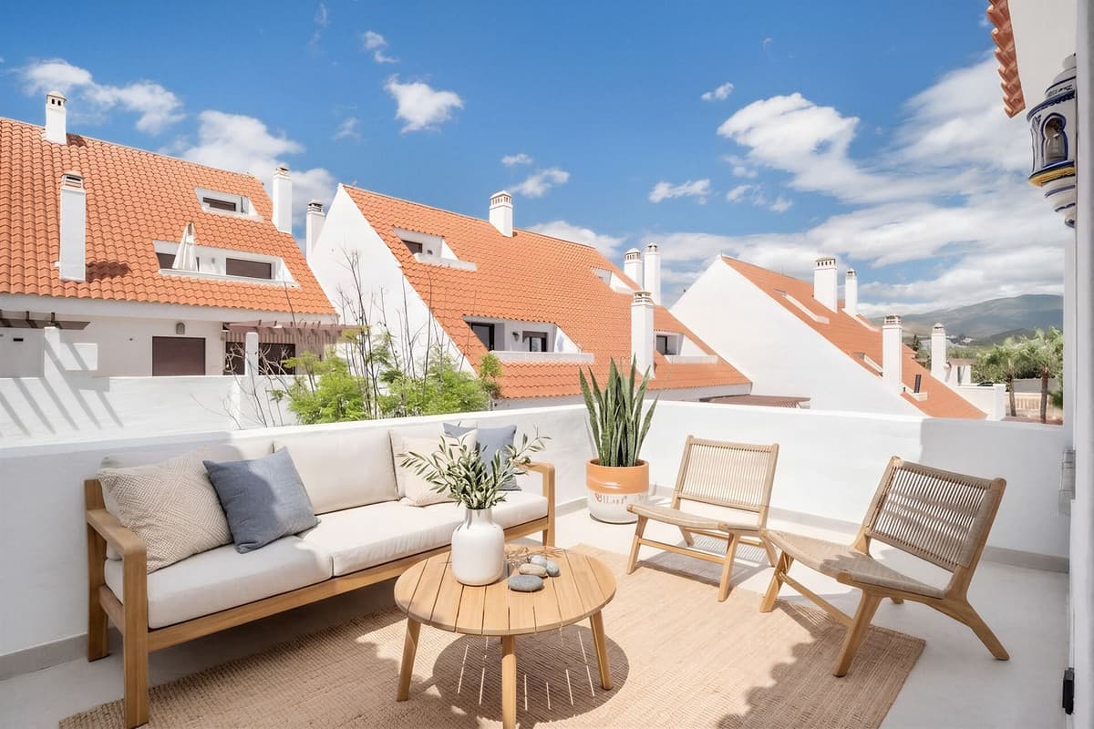 La Maestranza, Nueva Andalucía – Beautifully refurbished duplex penthouse featuring a modern open-plan kitchen, new bath