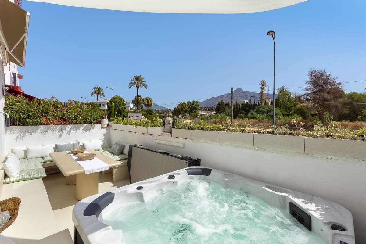 Beautifully refurbished ground-floor 3-bedroom, 3-bathroom apartment with mountain views, a terrace with Jacuzzi, micro-