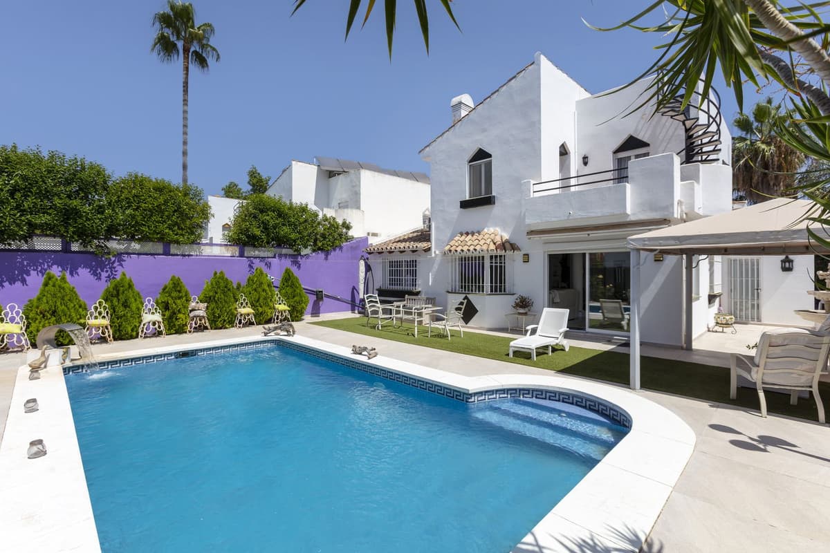 Bargain-priced villa in Atalaya ideally located within walking distance of the beach and local amenities