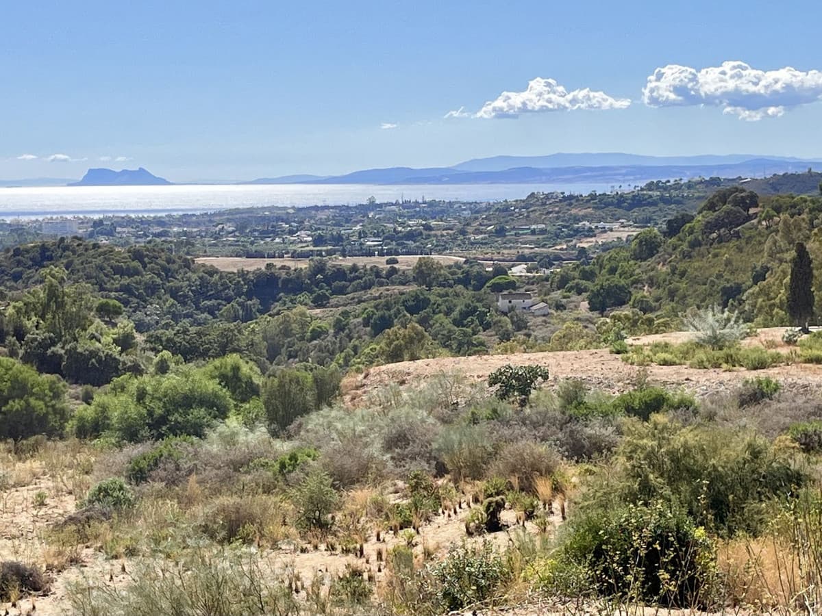 LARGE PLOT FOR LUXURY VILLA Double Plot: 2,333m² Buildable: 500m² plus basement and porches Large elevated plot with uno