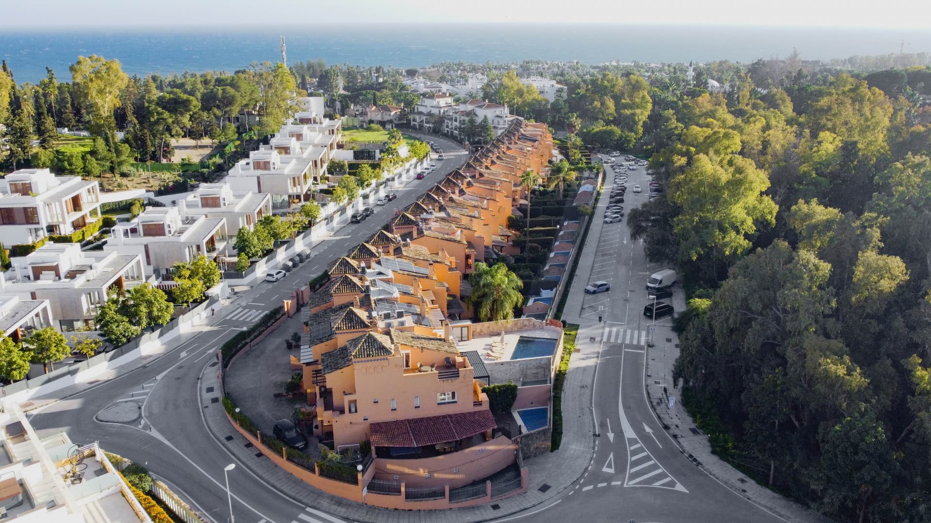Elegant Fyr sovrum Townhouse med privat pool i Lomas de Puente Romano