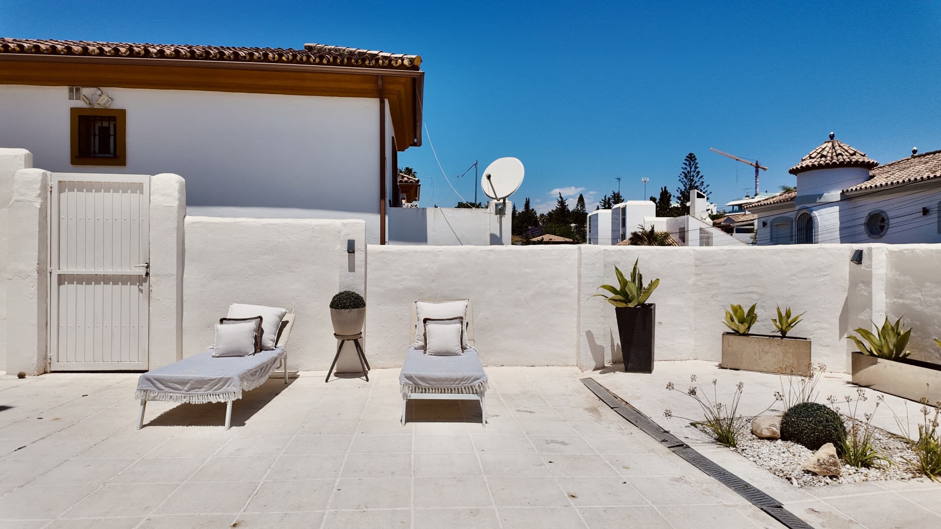 Elegant Four-Bedroom Villa with Mountain Views in Nueva Andalucía, Marbella