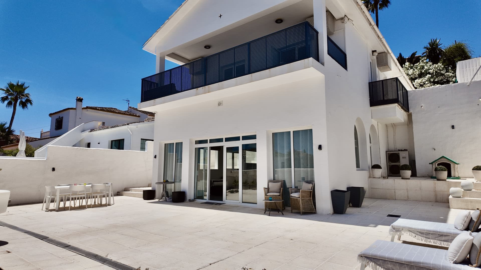 Elegant Four-Bedroom Villa med Mountain Views i Nueva Andalucía, Marbella