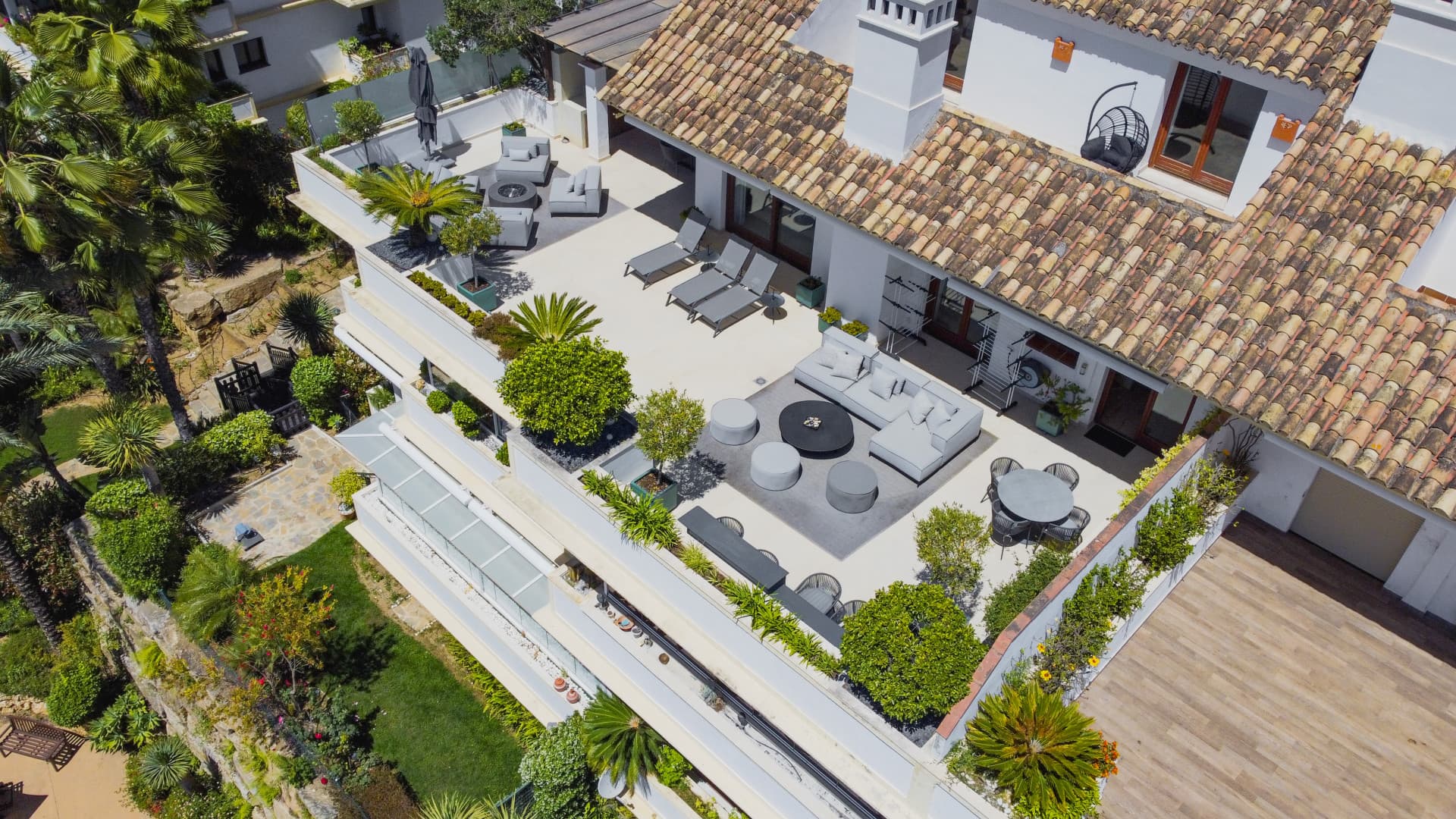 Ático dúplex exclusivo en la Milla de Oro de Marbella con vistas panorámicas al mar y a La Concha, amplias terrazas y una ubicación privilegiada cerca de Puente Romano.