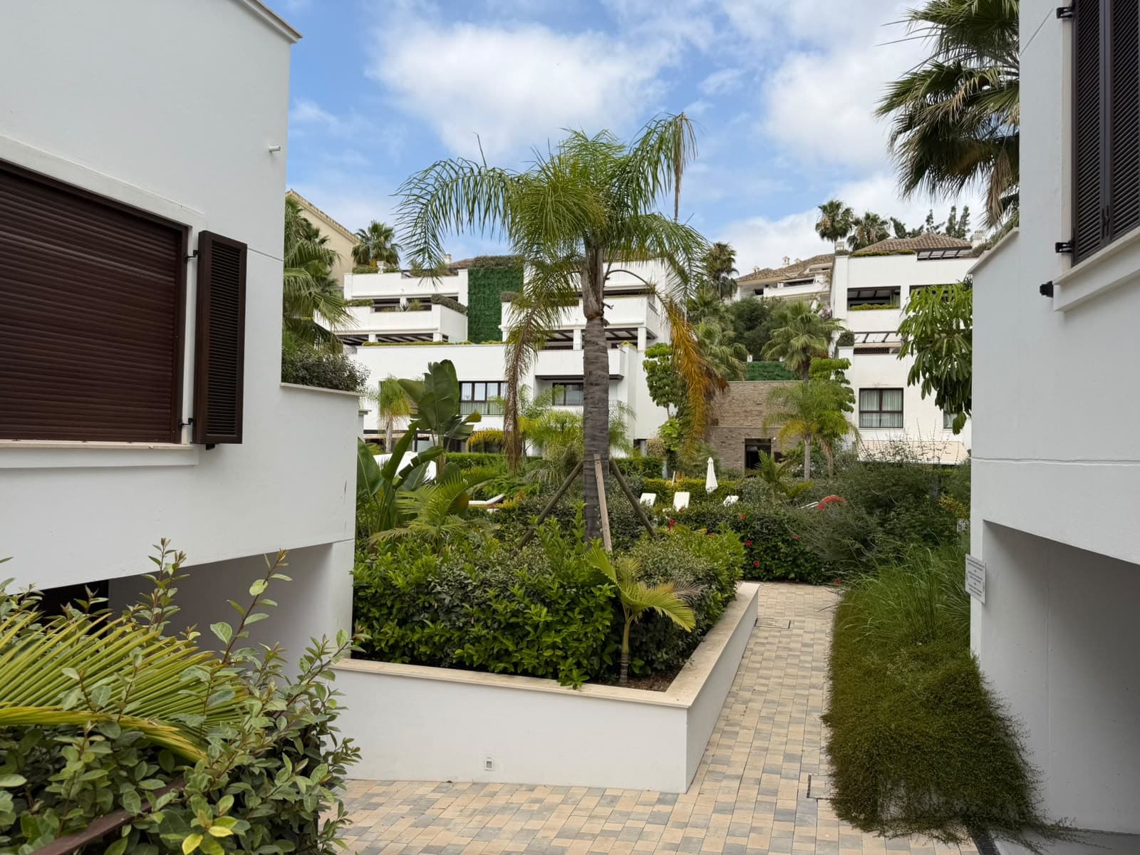 Modern 3 Bedroom Apartment For Long Term Rent Just minutes Away From Puente Romano
