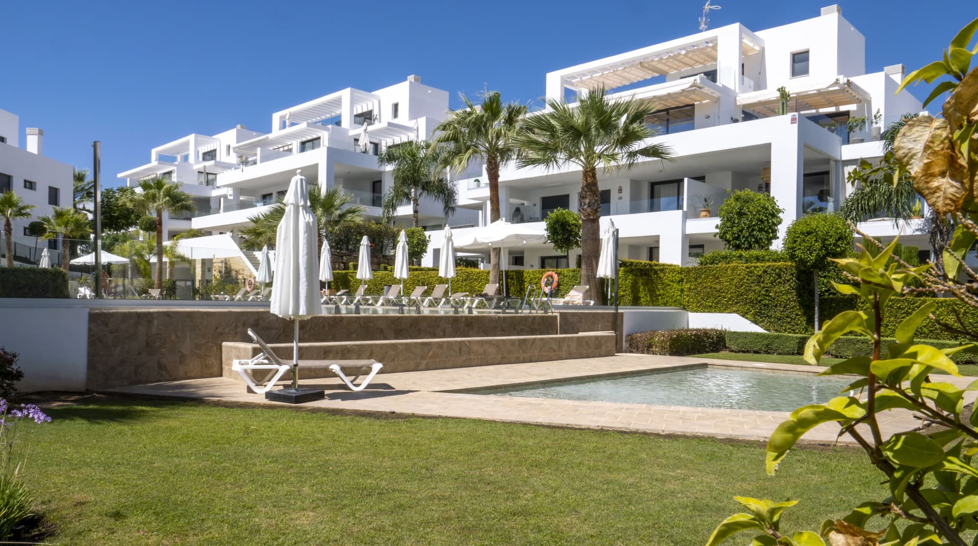 EN SÄLLSYNT TRÄDGÅRDSBOSTAD I CORTIJO DEL GOLF