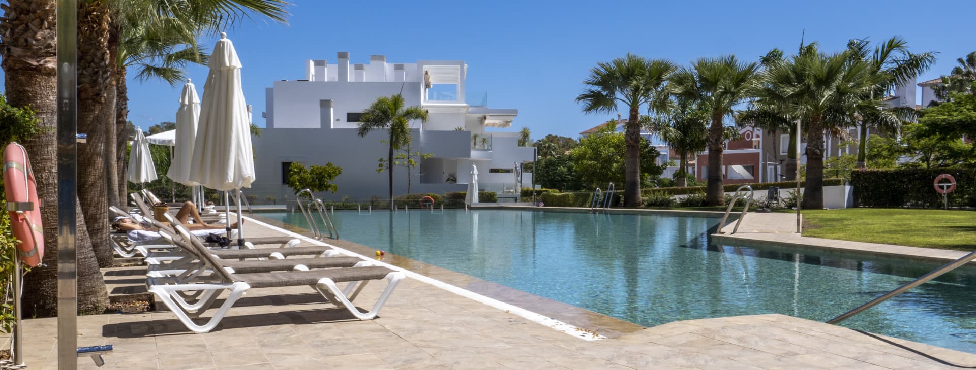 EN SÄLLSYNT TRÄDGÅRDSBOSTAD I CORTIJO DEL GOLF