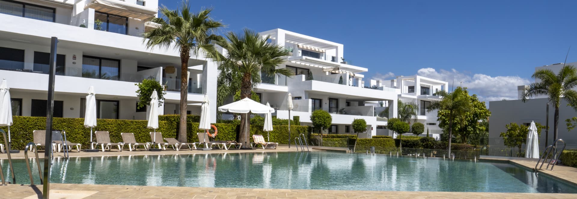 EN SÄLLSYNT TRÄDGÅRDSBOSTAD I CORTIJO DEL GOLF
