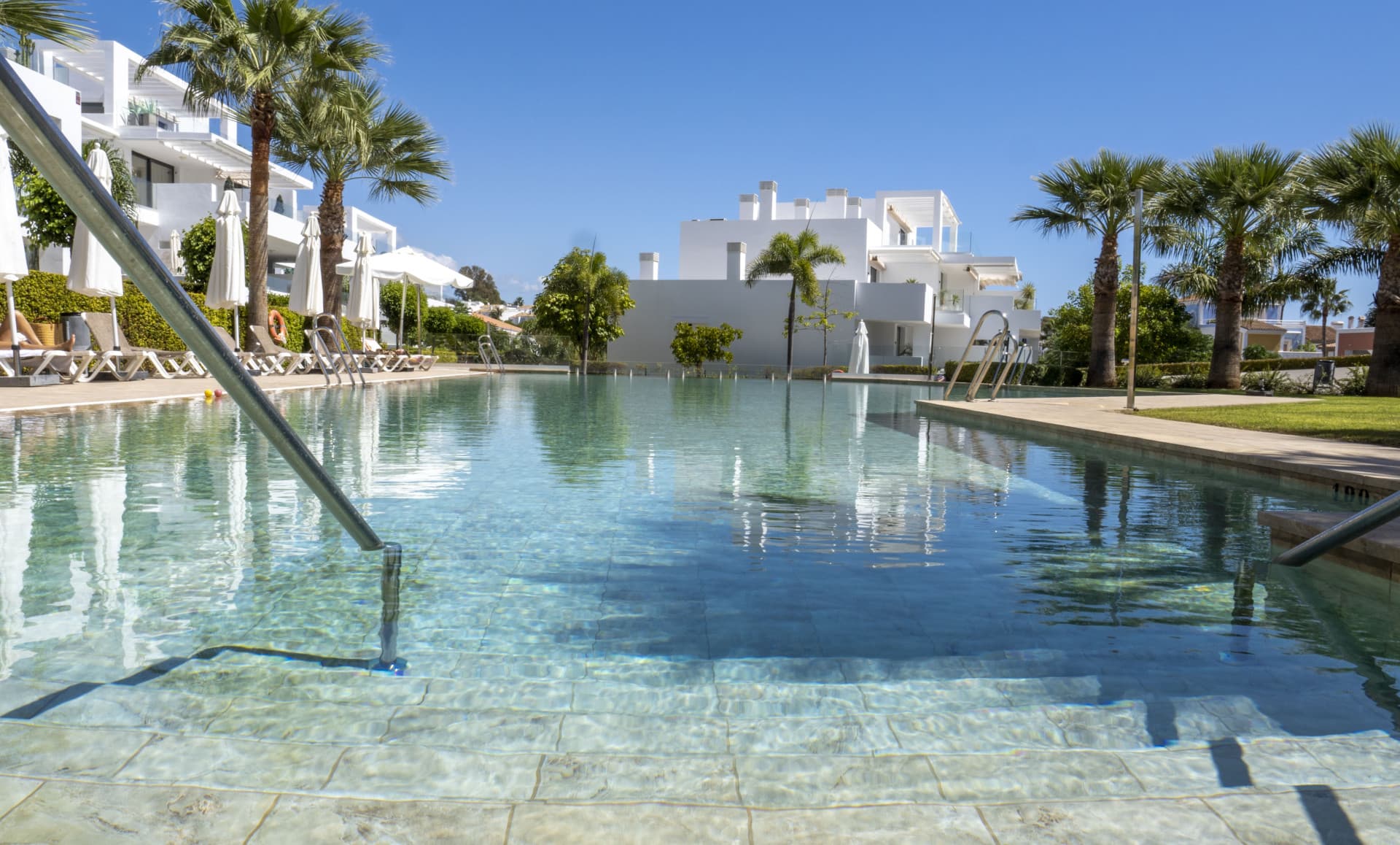 EN SÄLLSYNT TRÄDGÅRDSBOSTAD I CORTIJO DEL GOLF