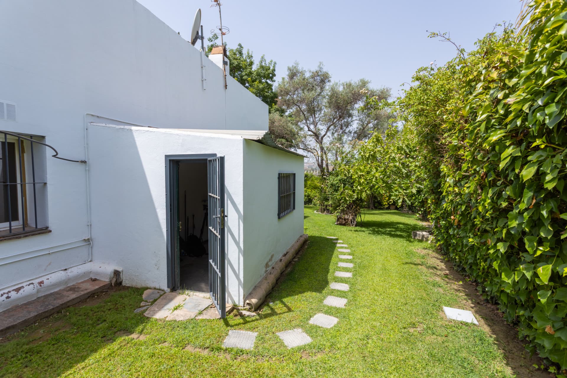 Charming villa with swimming pool and total privacy near San Pedro