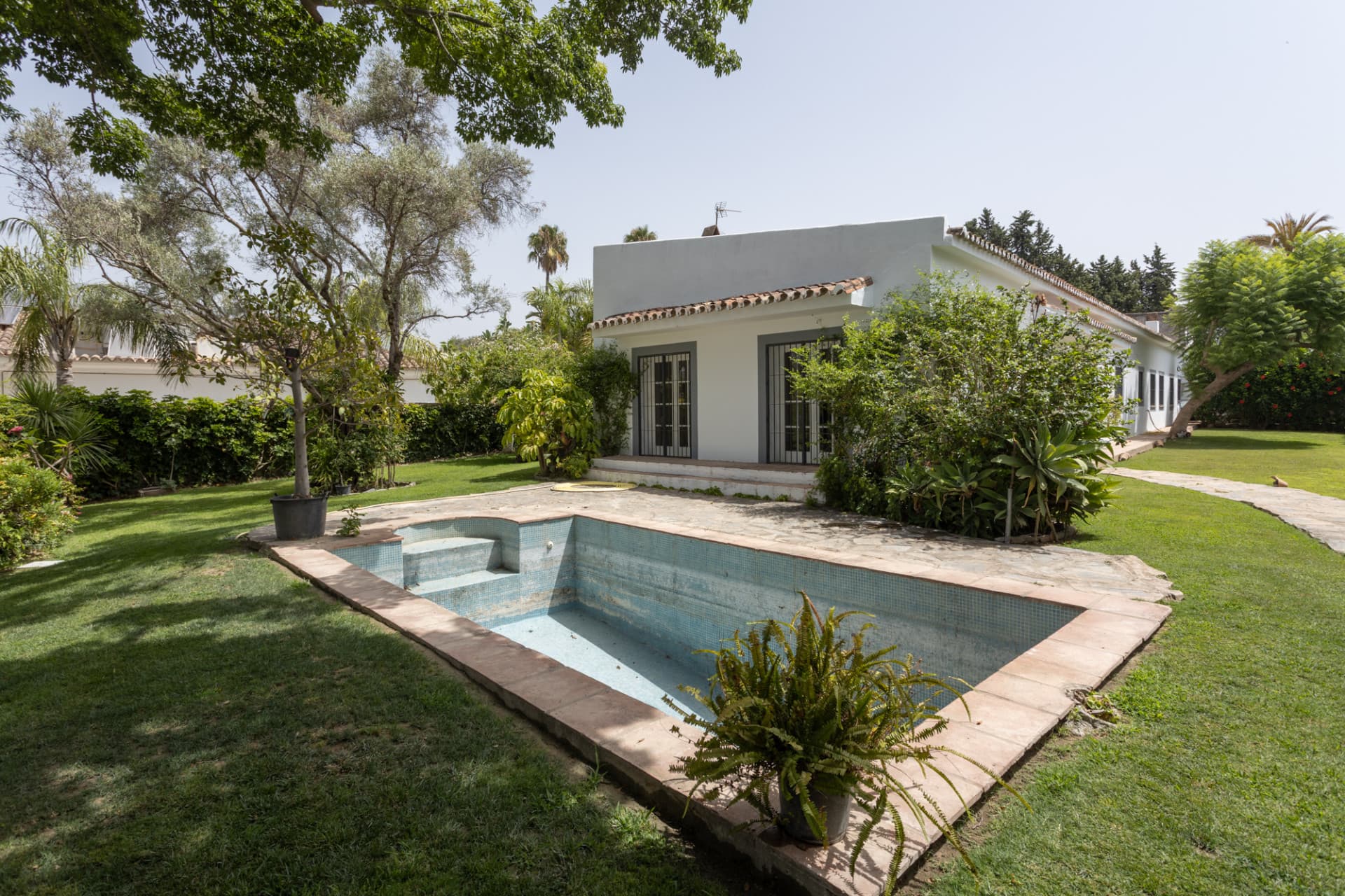 Charming villa with swimming pool and total privacy near San Pedro
