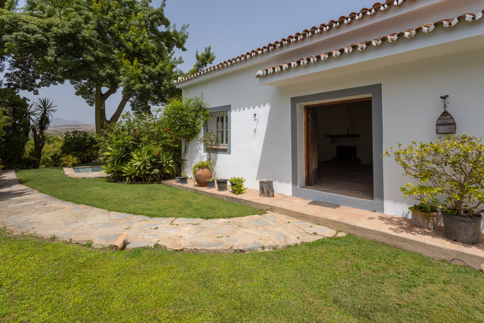 Charming villa with swimming pool and total privacy near San Pedro