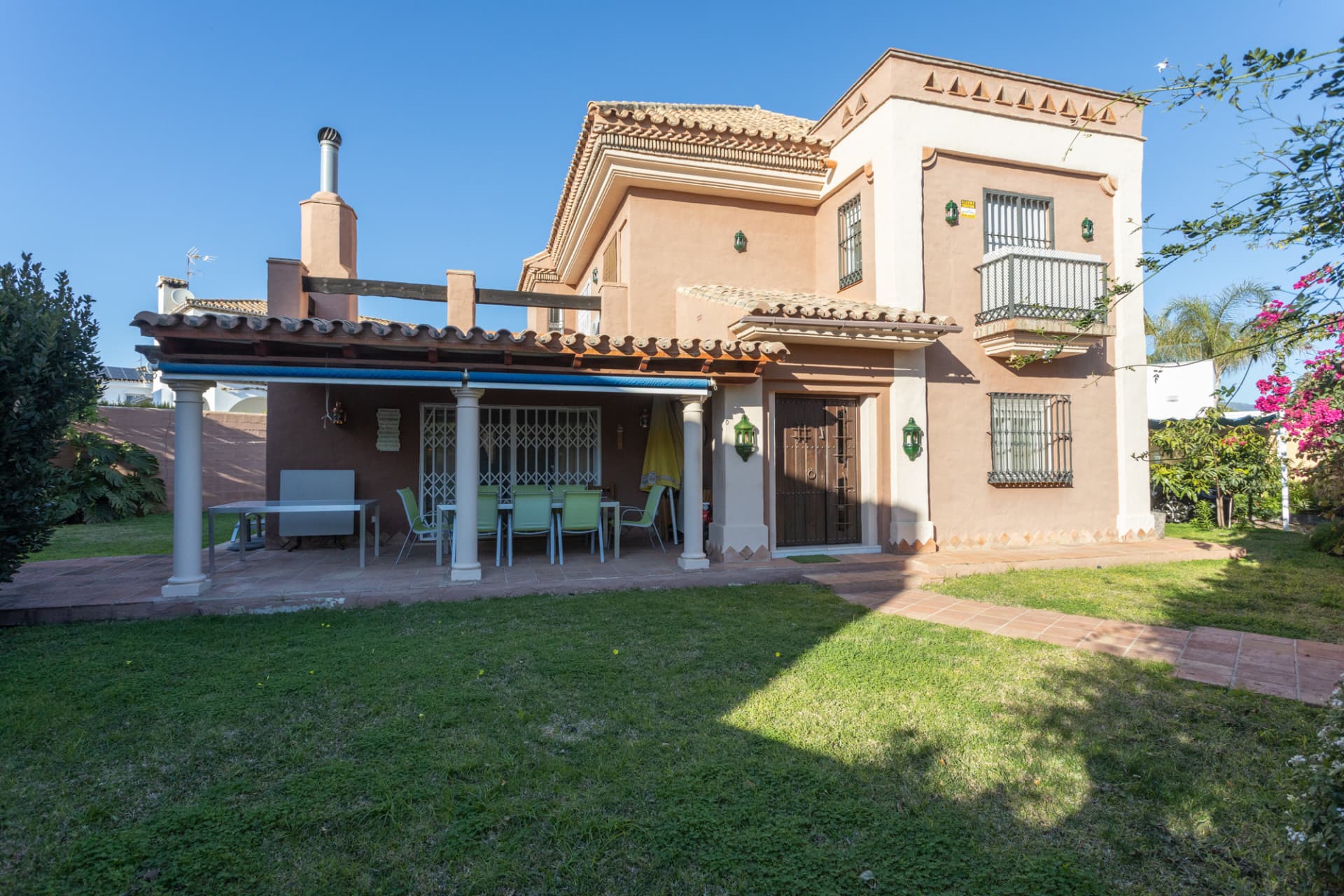Villa for Sale in Las Petunias, San Pedro de Alcántara – Excellent Investment Opportunity