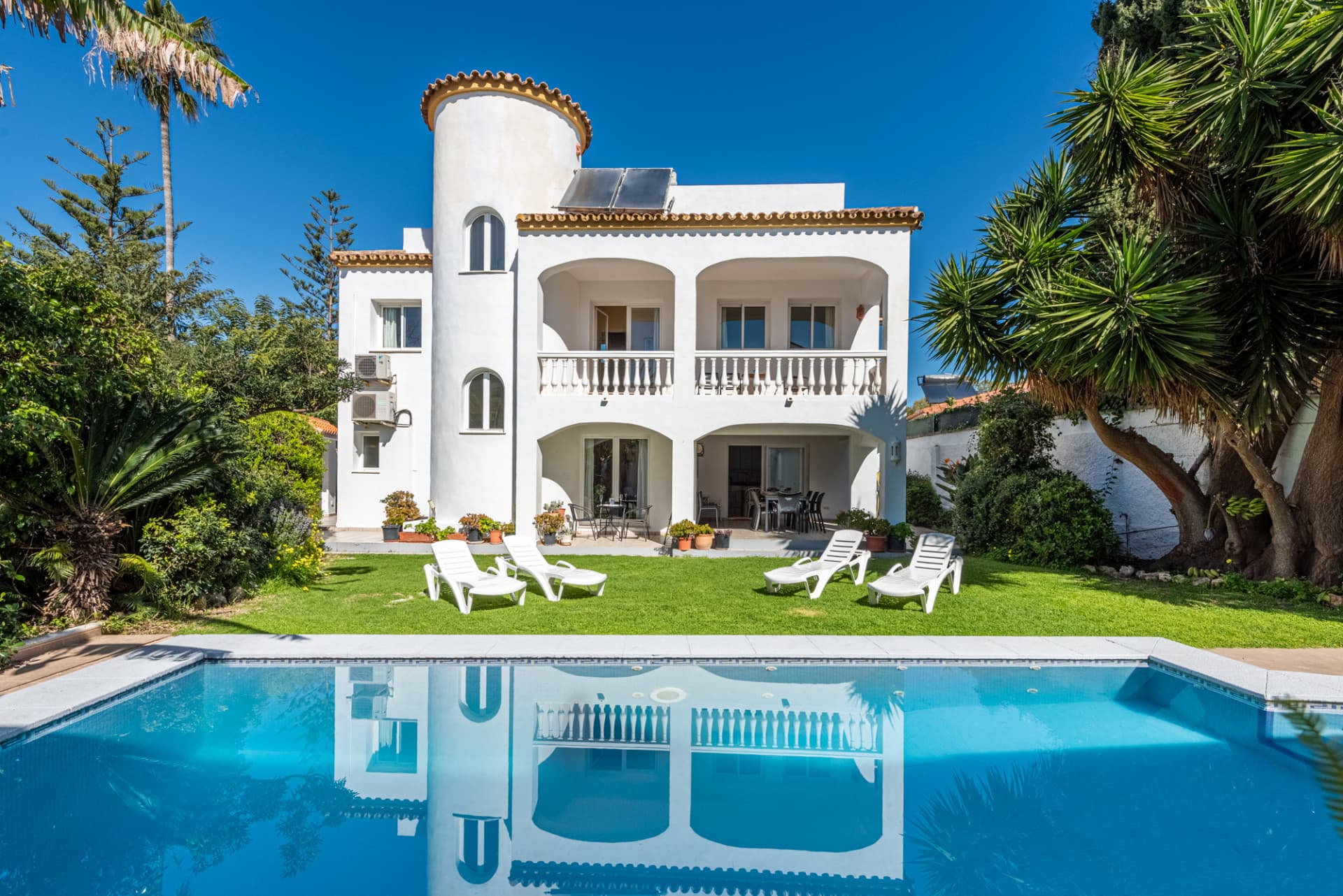 Charming Spanish Villa with Sea Views Just 100m from the Beach – Prime Linda Vista Baja Location Near San Pedro