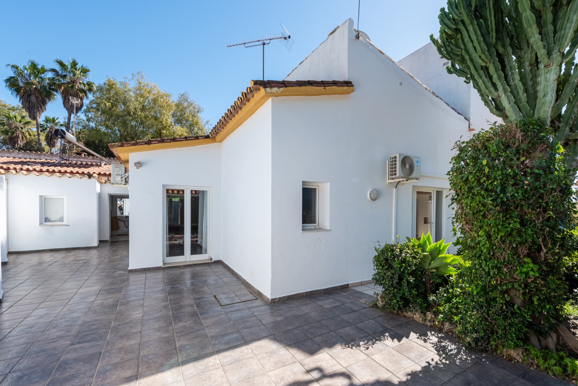 Charmig spansk villa med havsutsikt endast 100 meter från stranden – Förstklassigt läge i Linda Vista Baja nära San Pedro