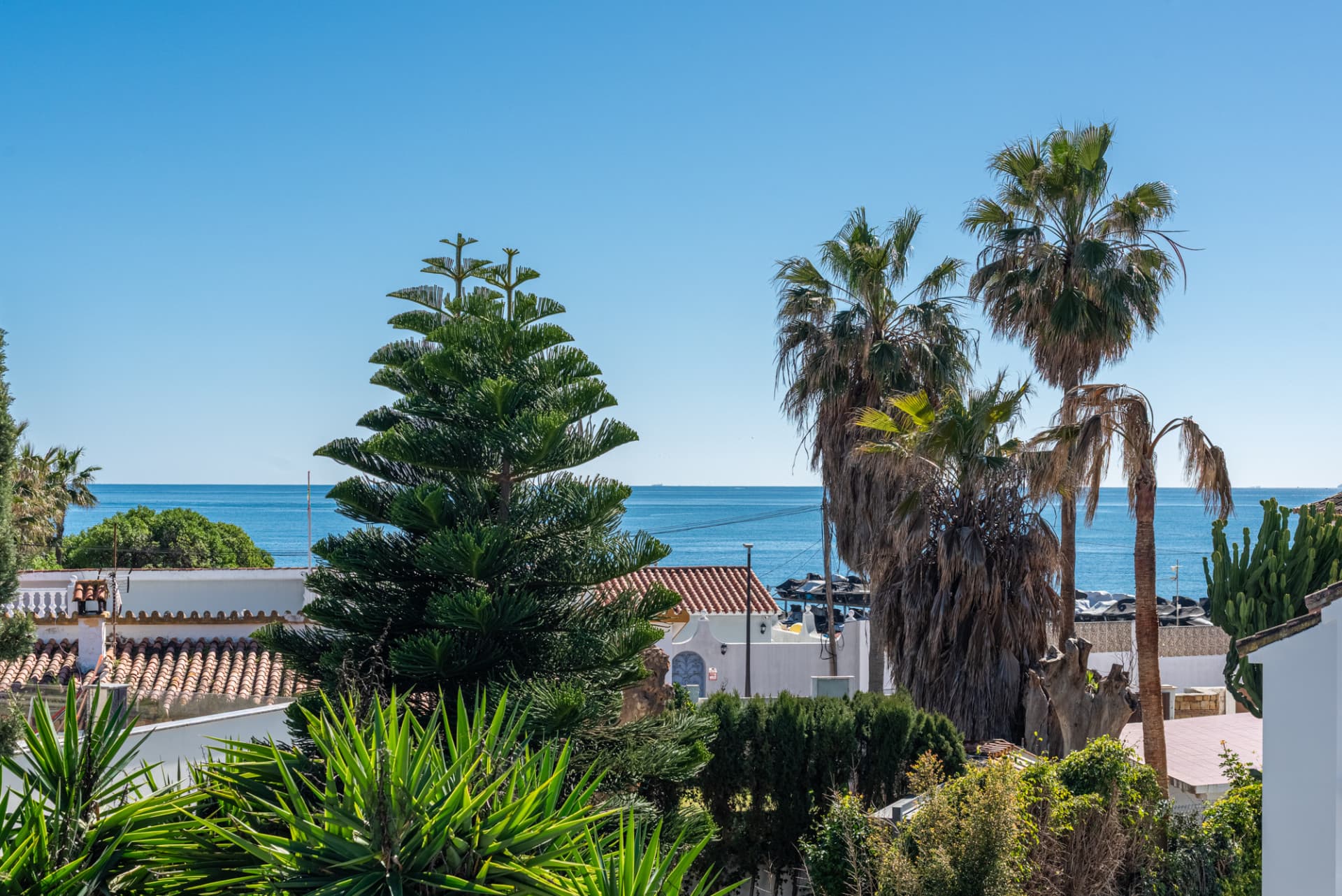 Charmig spansk villa med havsutsikt endast 100 meter från stranden – Förstklassigt läge i Linda Vista Baja nära San Pedro