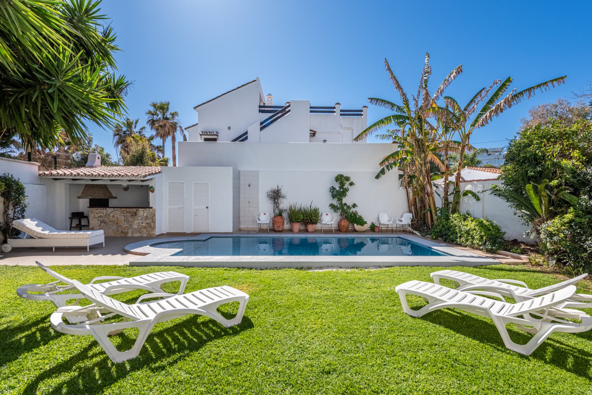 Charmig spansk villa med havsutsikt endast 100 meter från stranden – Förstklassigt läge i Linda Vista Baja nära San Pedro