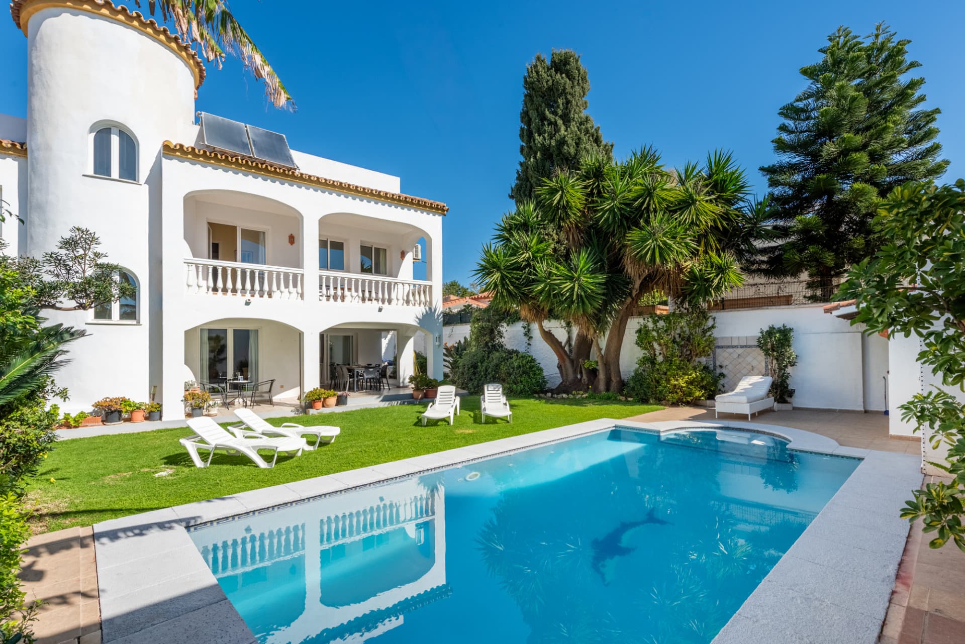 Charmig spansk villa med havsutsikt endast 100 meter från stranden – Förstklassigt läge i Linda Vista Baja nära San Pedro