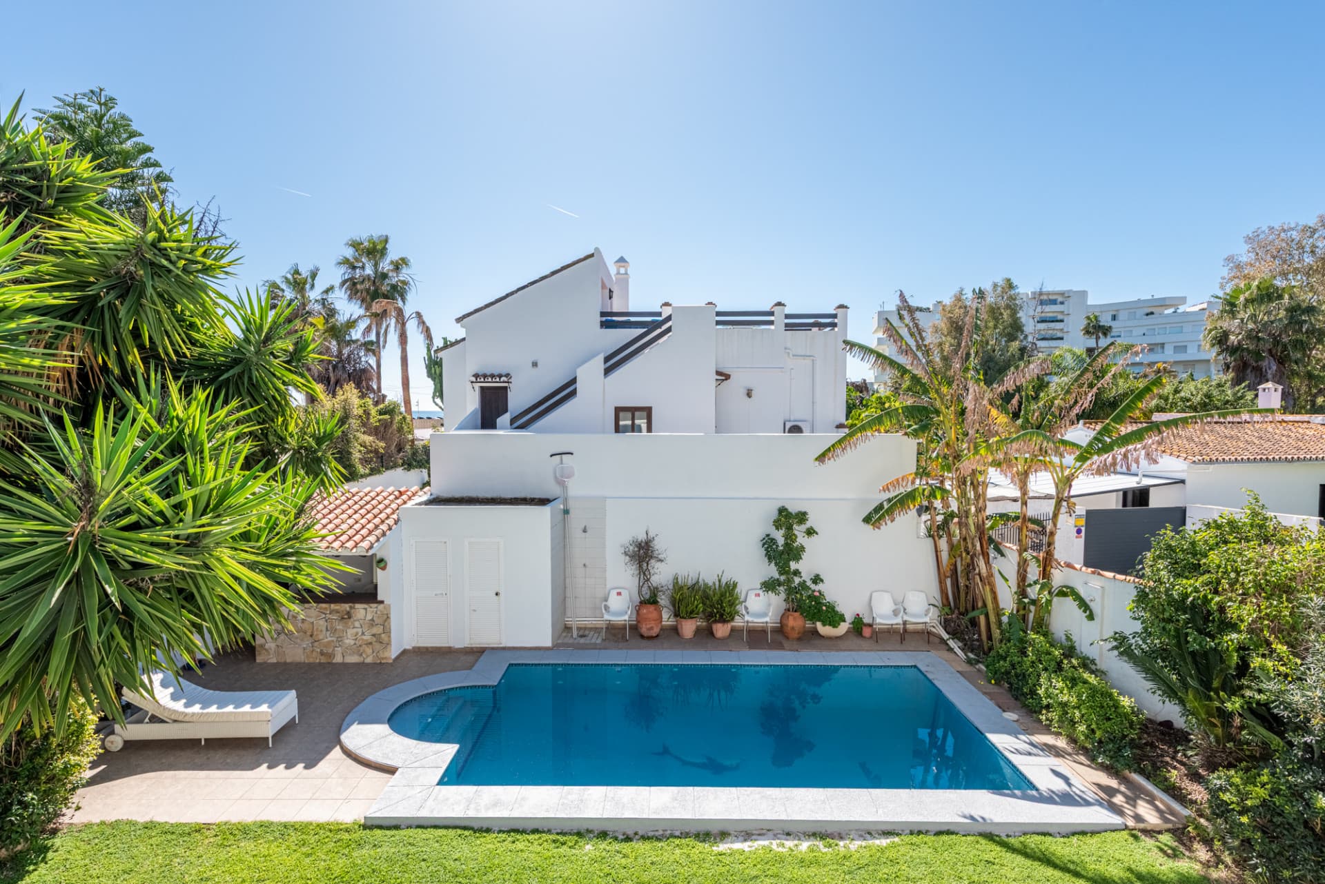 Charmig spansk villa med havsutsikt endast 100 meter från stranden – Förstklassigt läge i Linda Vista Baja nära San Pedro