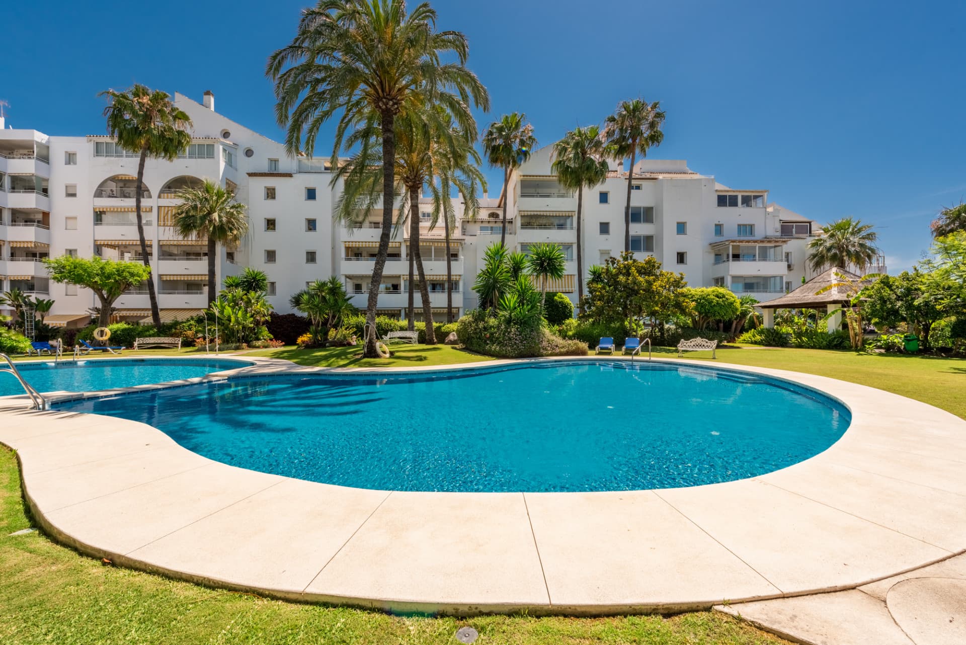 Refurbished Apartment with Sea and Mountain Views in a Popular and Unique Community