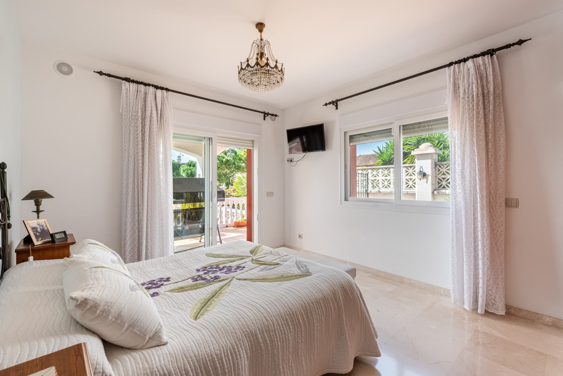 Spacious Villa in central San Pedro! With 3 separate apartments and garage for 10 cars.
