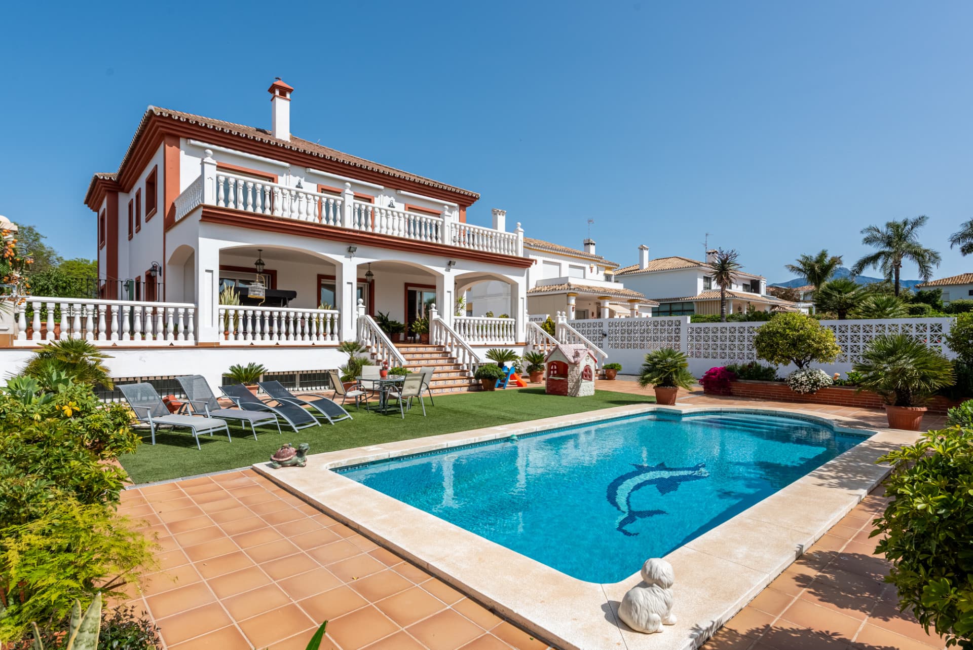 Spacious Villa in central San Pedro! With 3 separate apartments and garage for 10 cars.