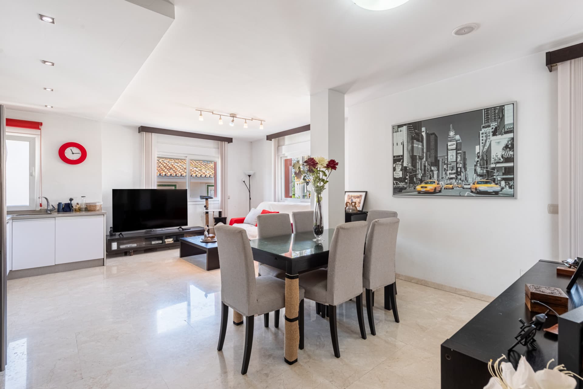 Spacious Villa in central San Pedro! With 3 separate apartments and garage for 10 cars.